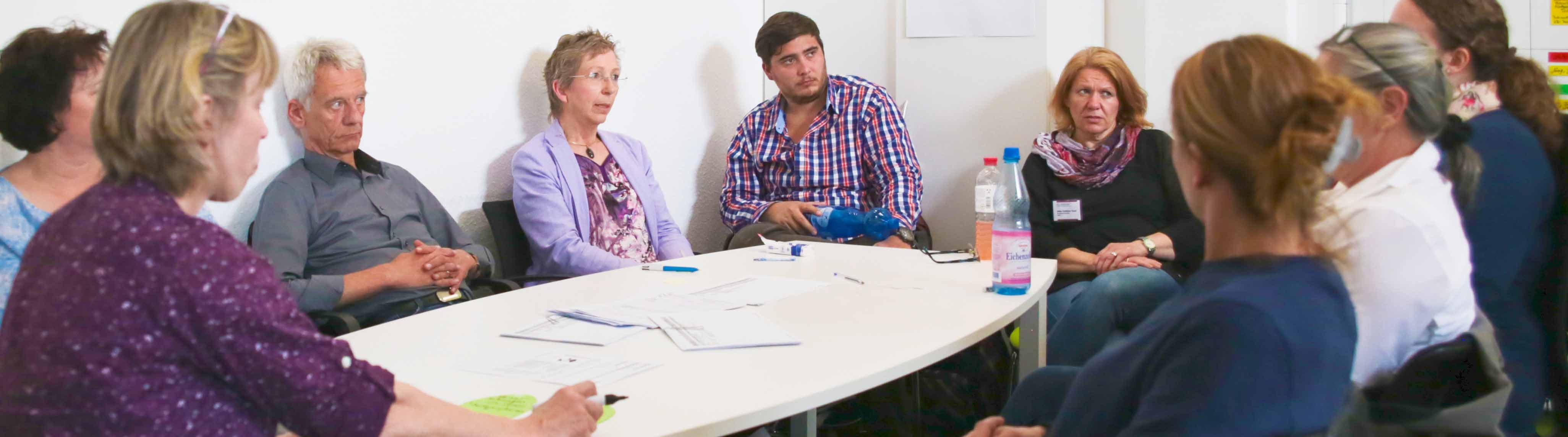 In regelmäßigen Teamsitzungen tauschen wir uns aus und beraten uns im Interesse der Patienten.