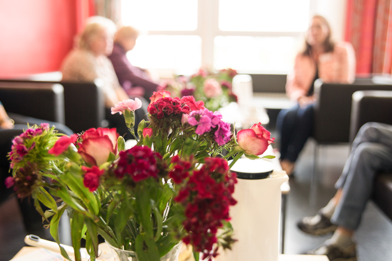 Das Patientencafé empfängt die Besucher in liebevoll dekoriertem Ambiente.