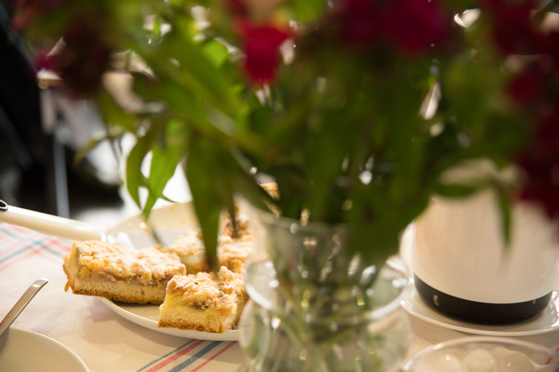 Frischer Kuchen, heißer Kaffee und viele Teesorten warten auf die Cafébesucher.