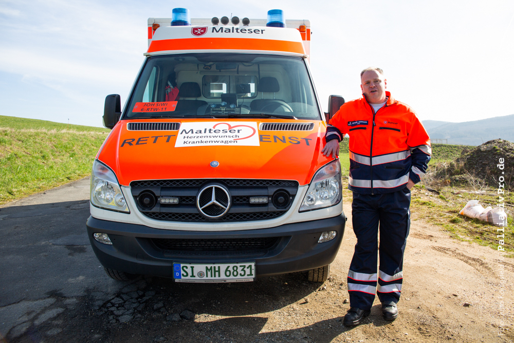 Der Malteser Herzenswunsch Krankenwagen hilft beim Transport